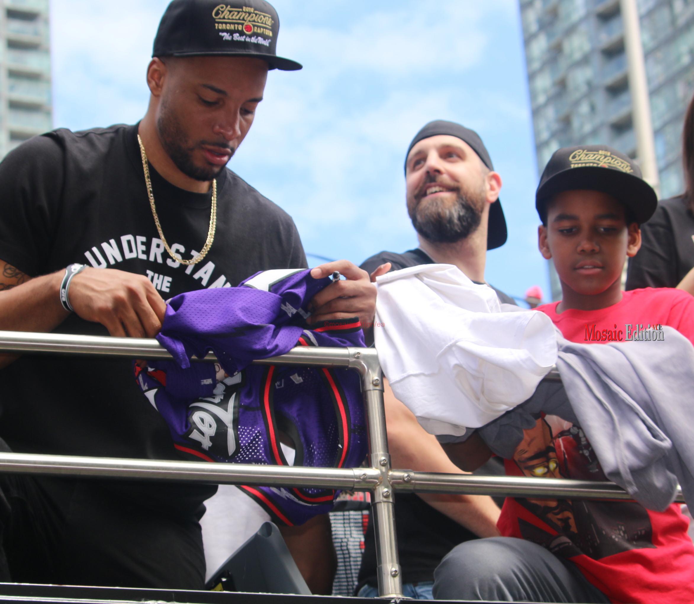 The Toronto Raptors – parade with Larry O’Brien Trophy-mosaicedition.ca-ea