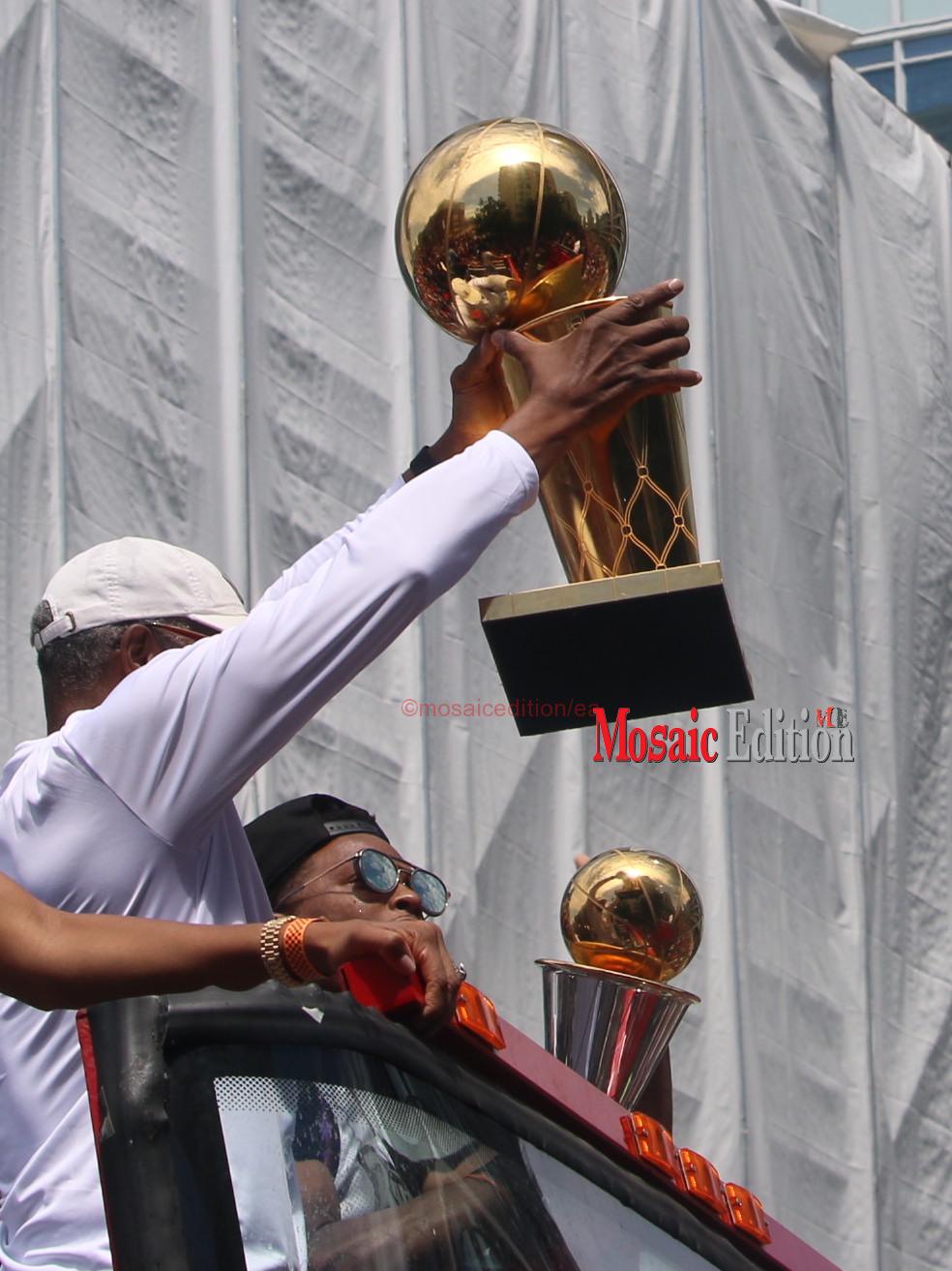 The Toronto Raptors – parade with Larry O’Brien Trophy-mosaicedition.ca-ea